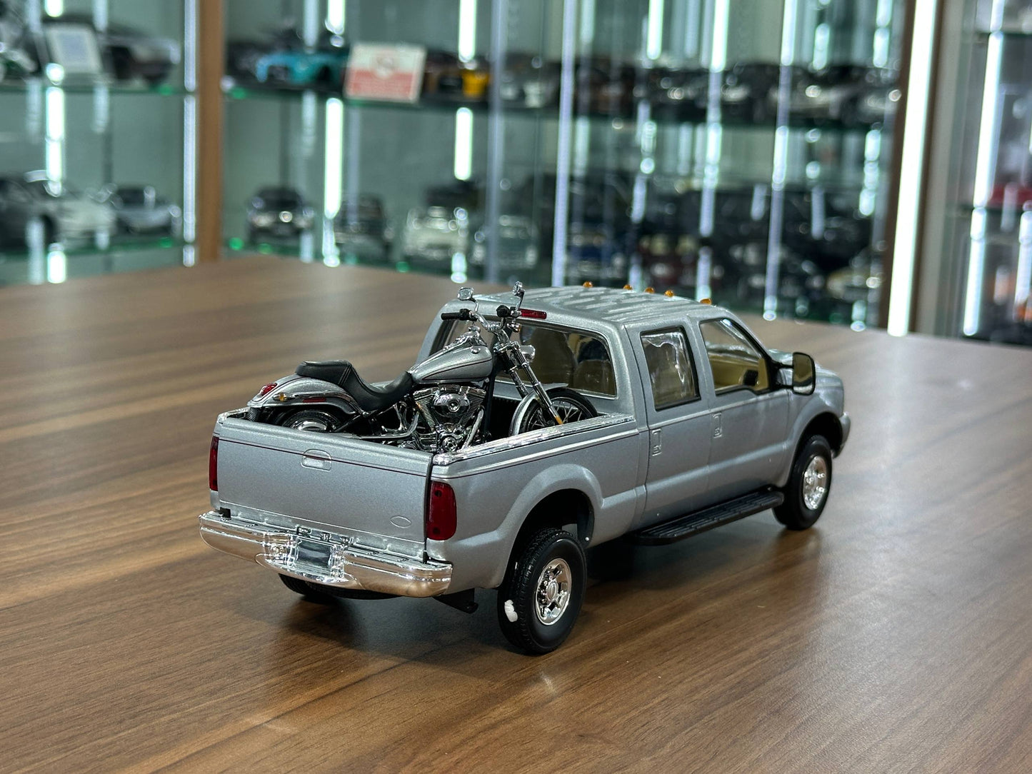 Action Racing Collectables Ford F‑250 2004 & Harley‑Davidson Bike – Silver – 1:24 Diecast Model (Full Opening, Limited Edition)
