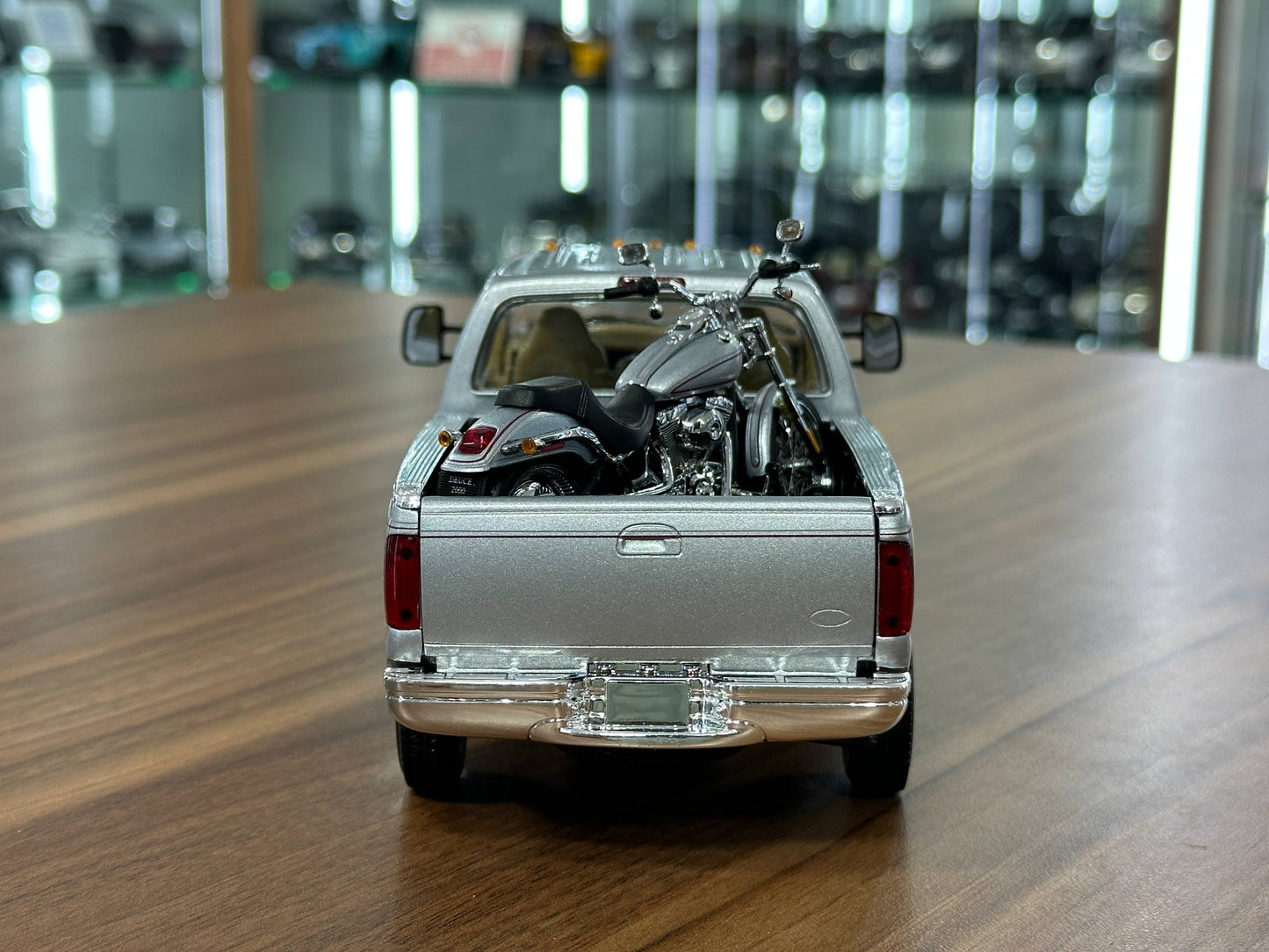 Action Racing Collectables Ford F‑250 2004 & Harley‑Davidson Bike – Silver – 1:24 Diecast Model (Full Opening, Limited Edition)