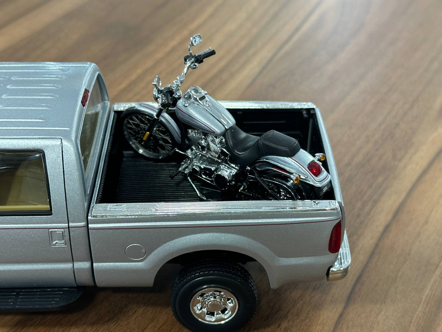 Action Racing Collectables Ford F‑250 2004 & Harley‑Davidson Bike – Silver – 1:24 Diecast Model (Full Opening, Limited Edition)