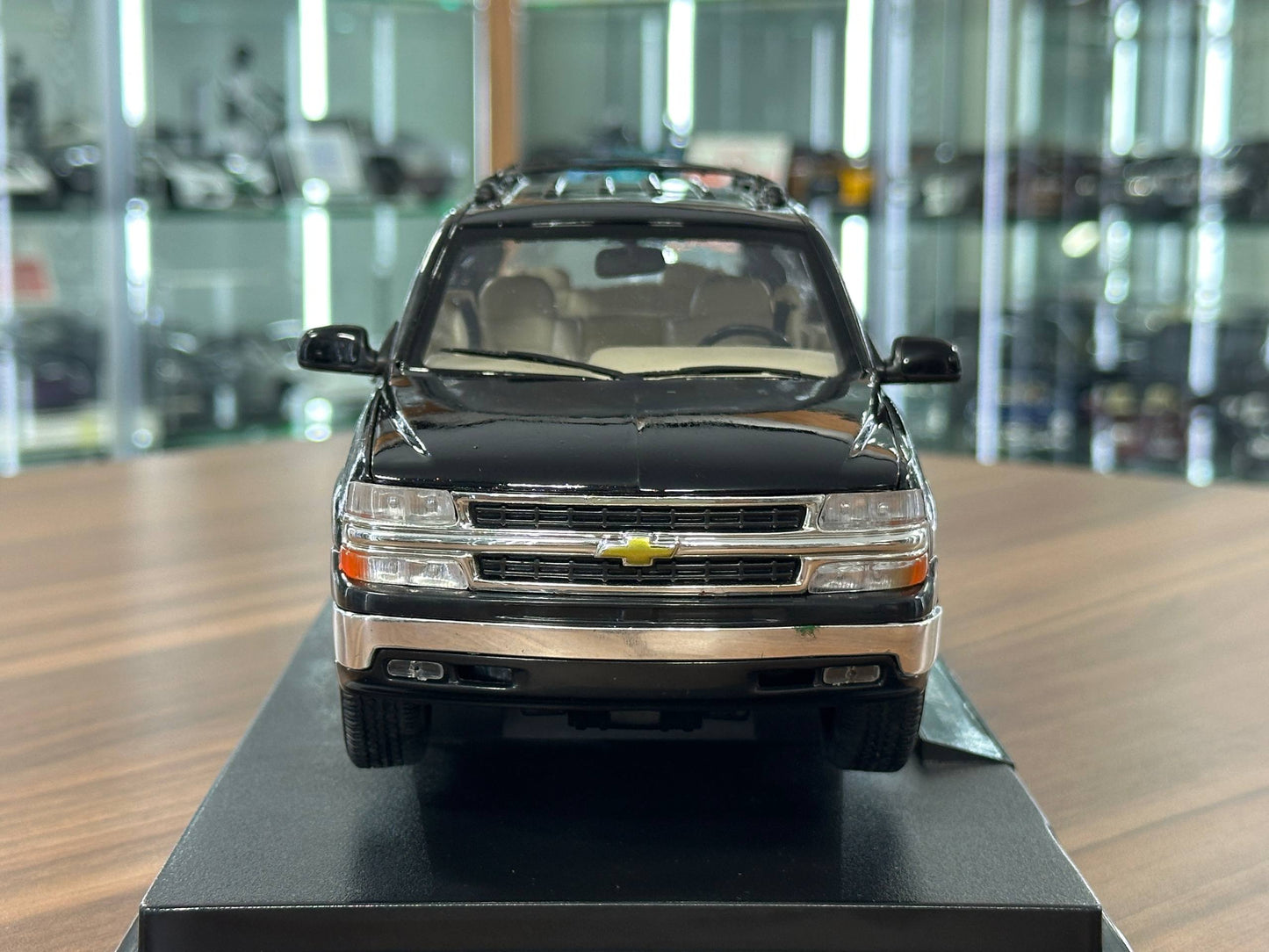 Welly Chevrolet Suburban 2001 – Black – 1:18 Diecast Metal Model (Full Opening, Limited Edition)