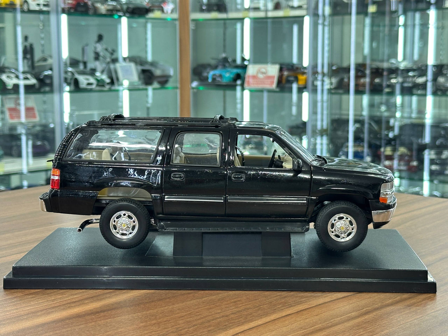 Welly Chevrolet Suburban 2001 – Black – 1:18 Diecast Metal Model (Full Opening, Limited Edition)