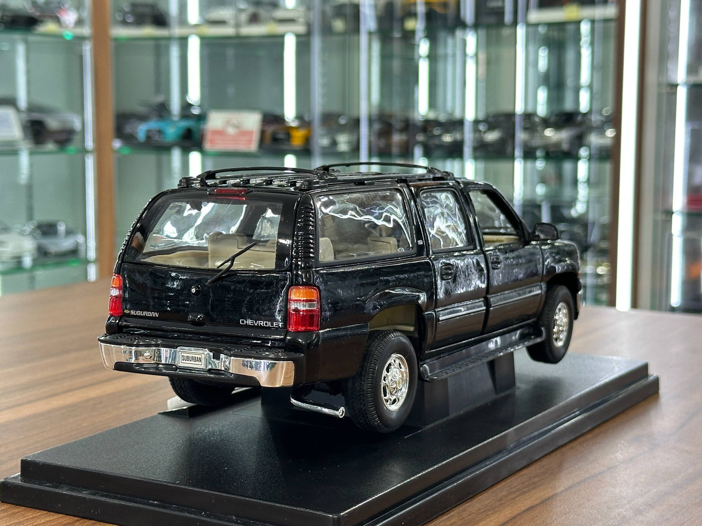 Welly Chevrolet Suburban 2001 – Black – 1:18 Diecast Metal Model (Full Opening, Limited Edition)