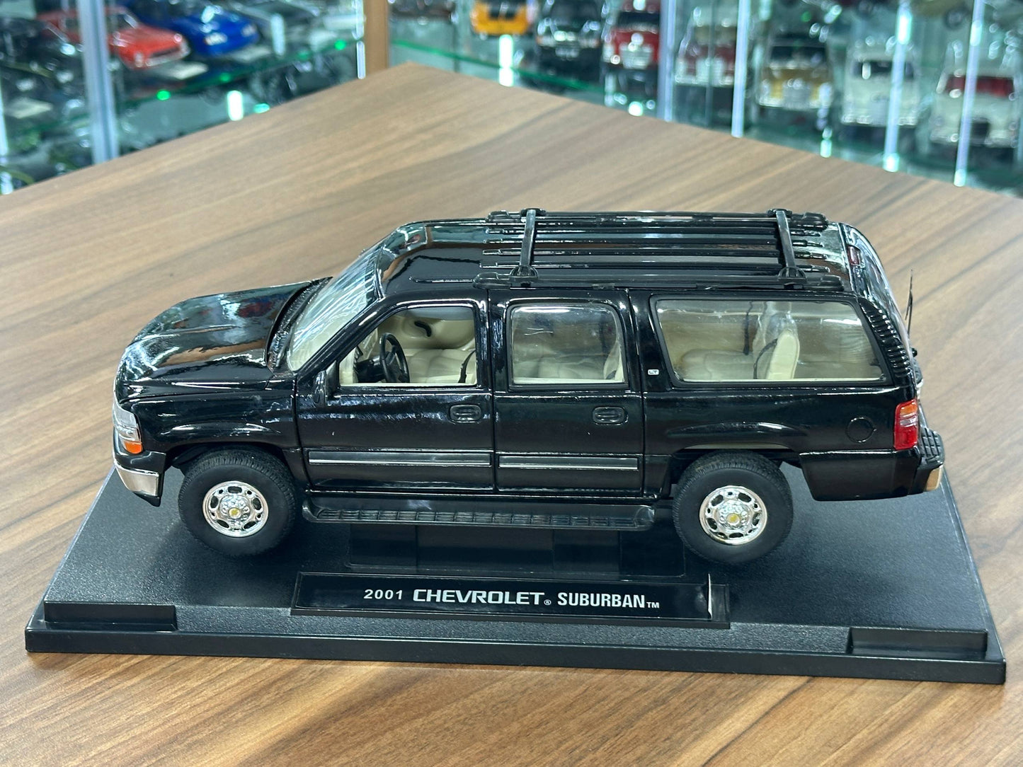 Welly Chevrolet Suburban 2001 – Black – 1:18 Diecast Metal Model (Full Opening, Limited Edition)