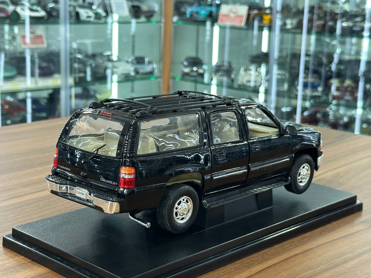 Welly Chevrolet Suburban 2001 – Black – 1:18 Diecast Metal Model (Full Opening, Limited Edition)