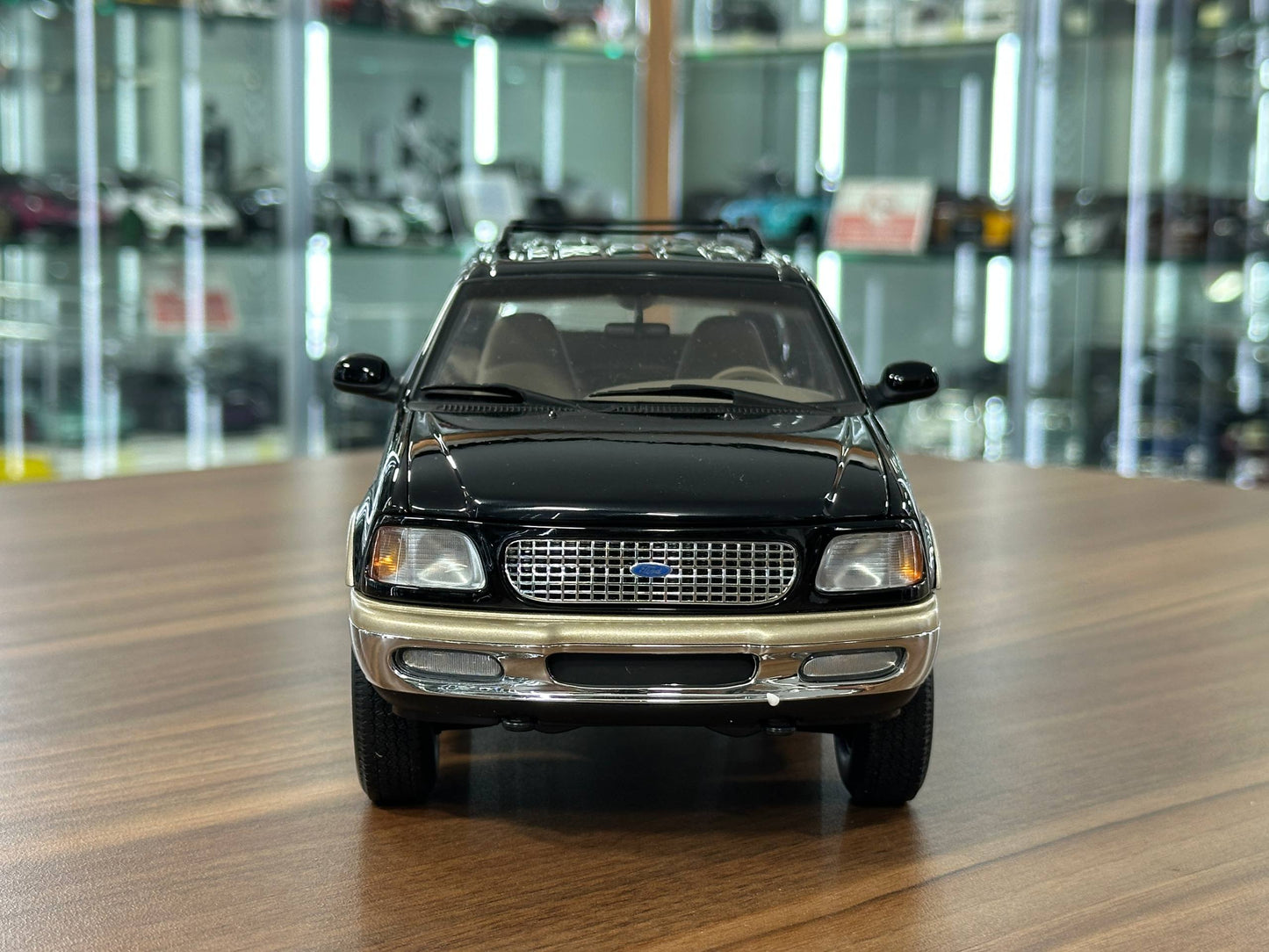 UT Models Ford Expedition Eddie Bauer 1997 – Black – 1:18 Diecast Model (Full Opening, Limited Edition)