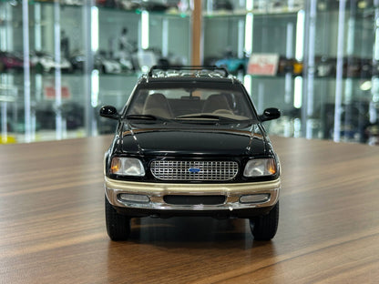 UT Models Ford Expedition Eddie Bauer 1997 – Black – 1:18 Diecast Model (Full Opening, Limited Edition)