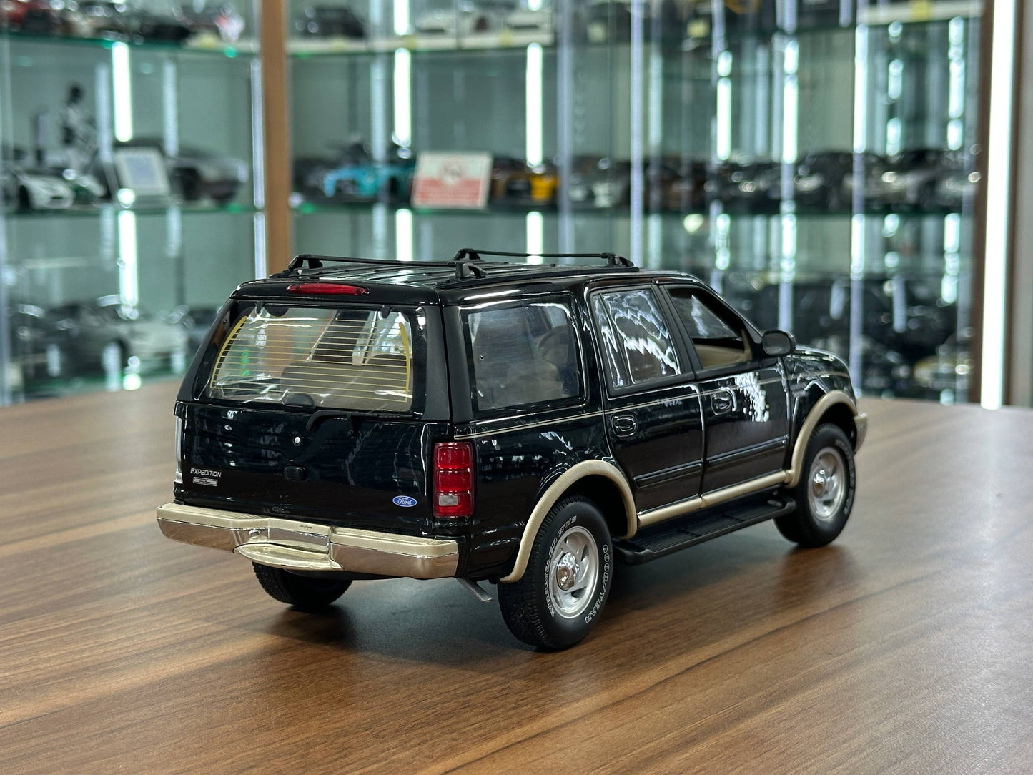 UT Models Ford Expedition Eddie Bauer 1997 – Black – 1:18 Diecast Model (Full Opening, Limited Edition)