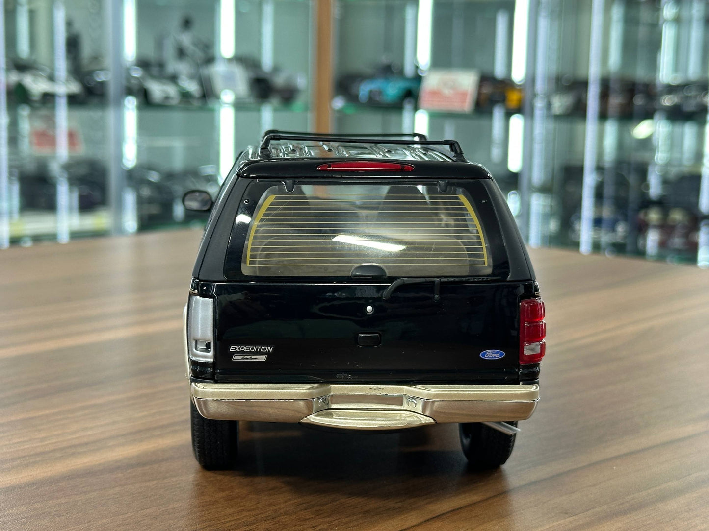UT Models Ford Expedition Eddie Bauer 1997 – Black – 1:18 Diecast Model (Full Opening, Limited Edition)