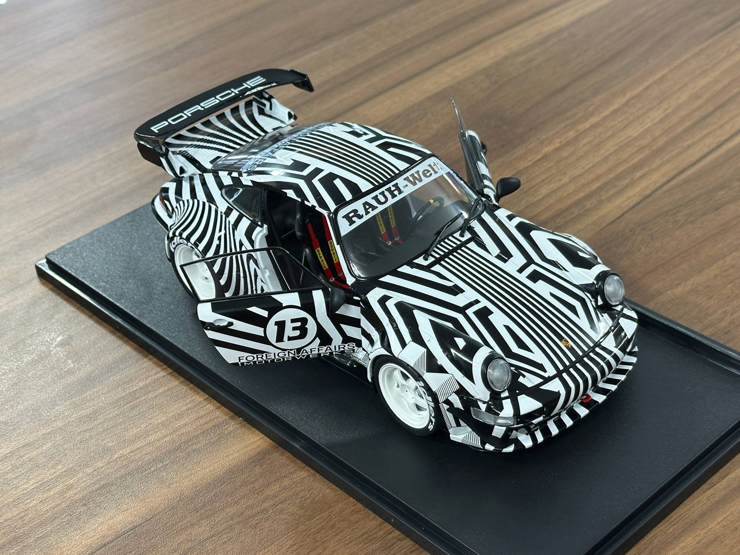 1/18 Diecast Solido Porsche 911 (964) RWB - The Zebra