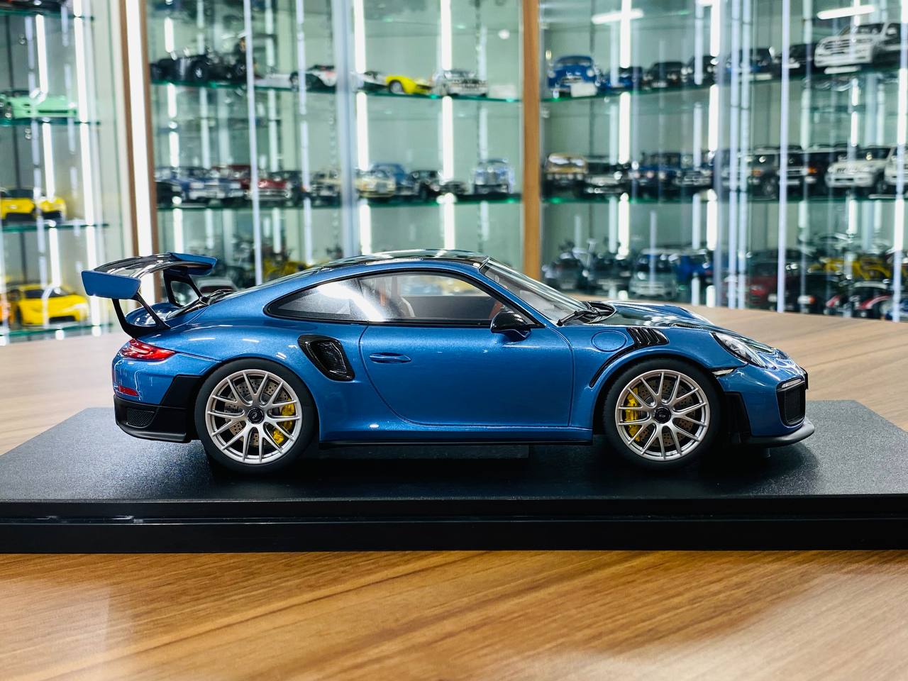 1/18 Resin GT Spirit Porsche 911 GT2 RS - Blue (Limited Edition)