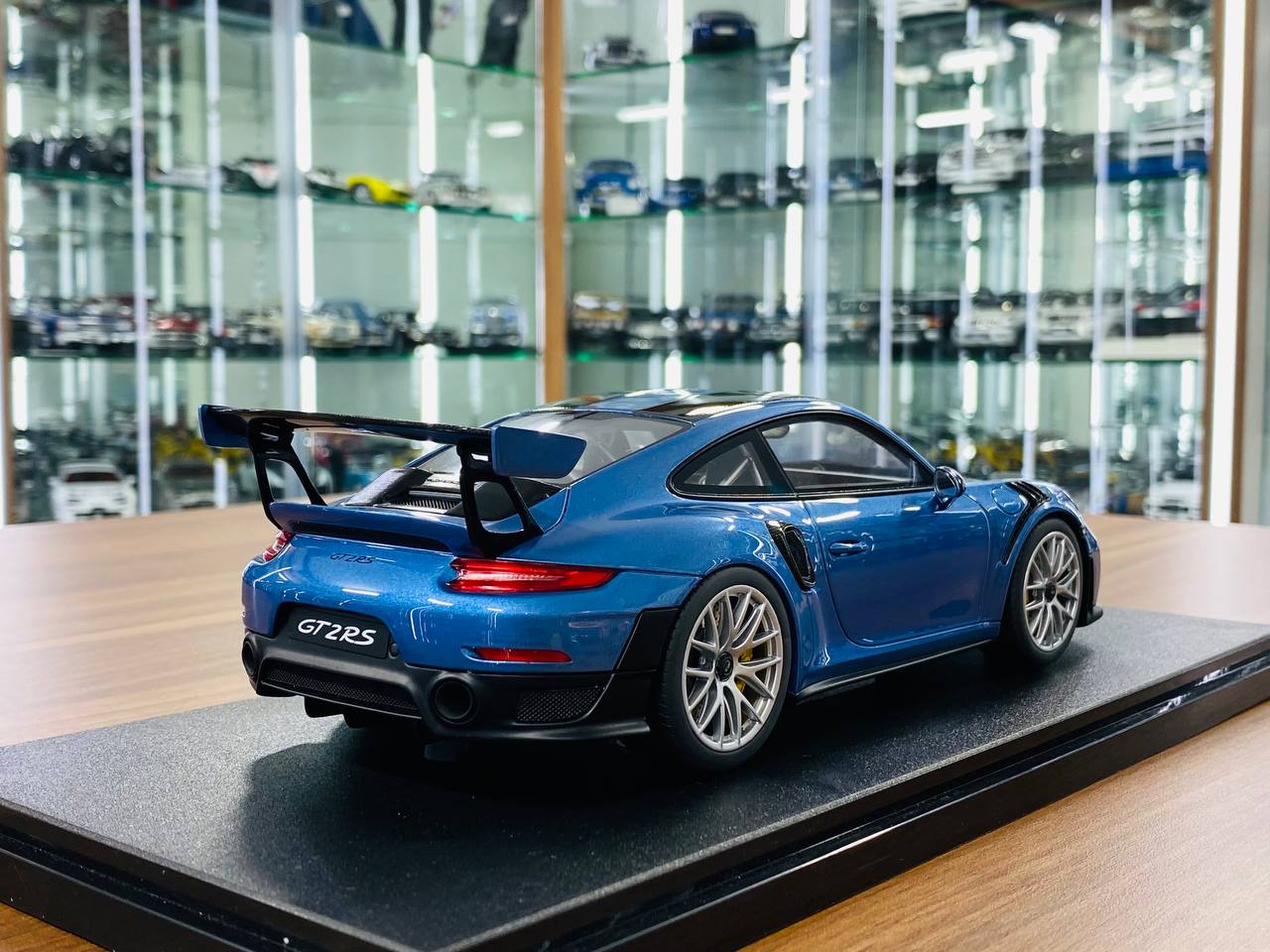 1/18 Resin GT Spirit Porsche 911 GT2 RS - Blue (Limited Edition)