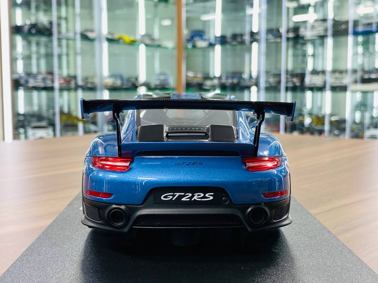 1/18 Resin GT Spirit Porsche 911 GT2 RS - Blue (Limited Edition)