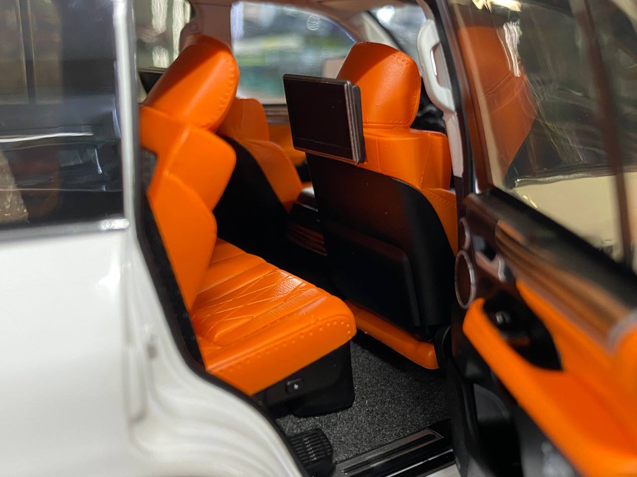 1/18 Diecast Lexus LX570  – White | LCD Models (Full Opening – Dubai Collectors)