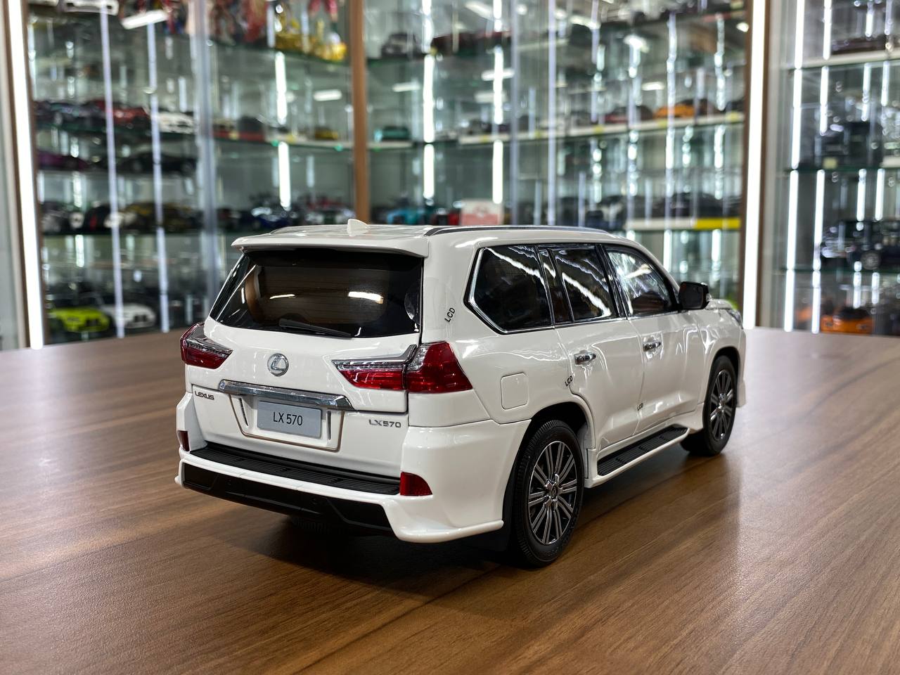 1/18 Diecast Model Lexus LX570 – White | LCD Models (Full Opening