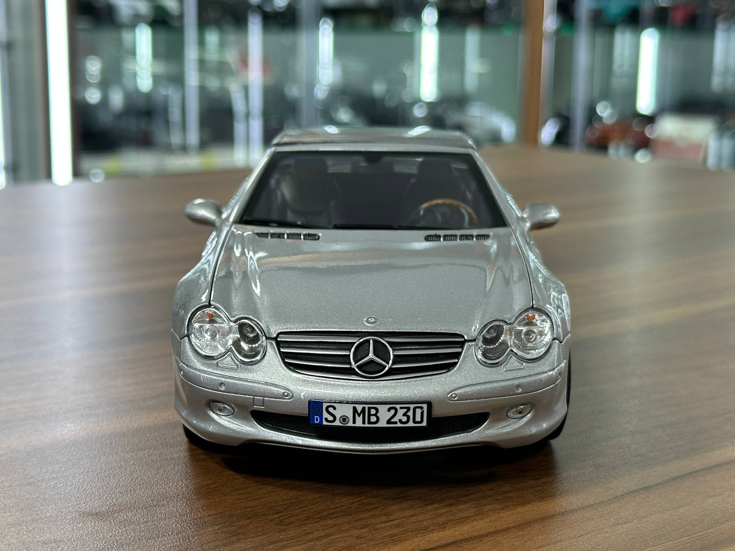 1/18 Diecast Mercedes-Benz SL 500 (R230, 2001–2006) – Norev Dealer Edition (Brilliant Silver)