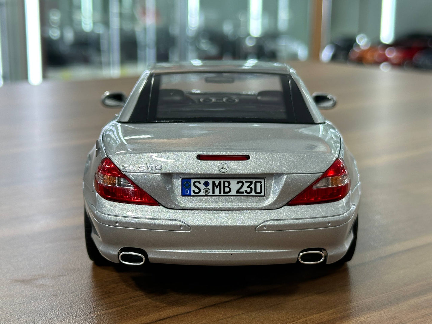 1/18 Diecast Mercedes-Benz SL 500 (R230, 2001–2006) – Norev Dealer Edition (Brilliant Silver)