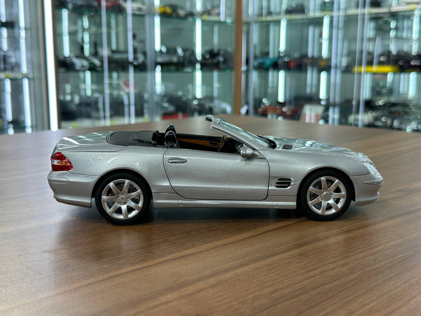 1/18 Diecast Mercedes-Benz SL 500 (R230, 2001–2006) – Norev Dealer Edition (Brilliant Silver)