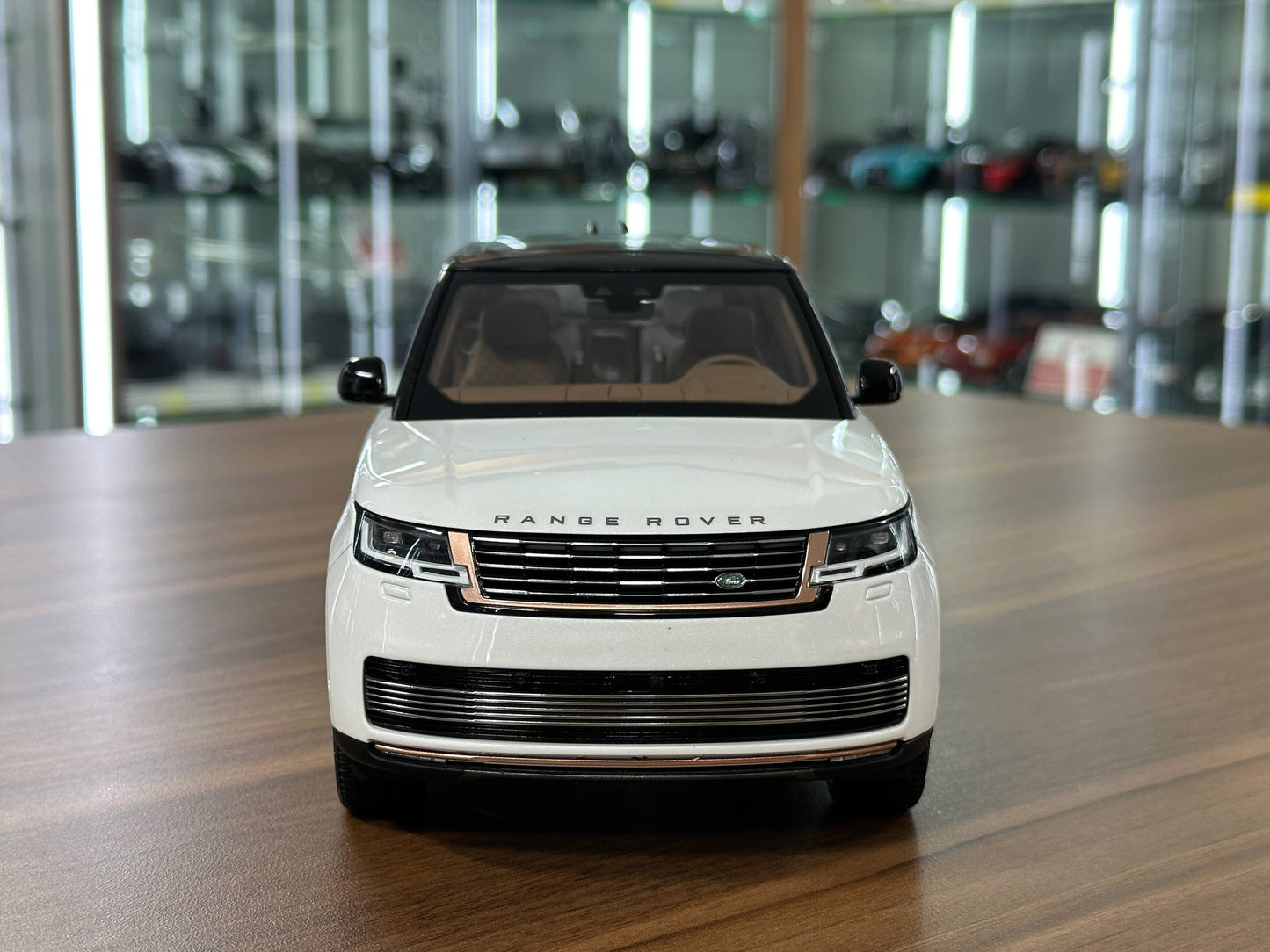 1/18 Diecast Land Rover Range Rover SV (2022) – LCD Models (White/Black Roof)