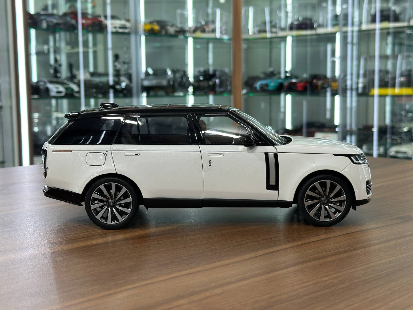 1/18 Diecast Land Rover Range Rover SV (2022) – LCD Models (White/Black Roof)
