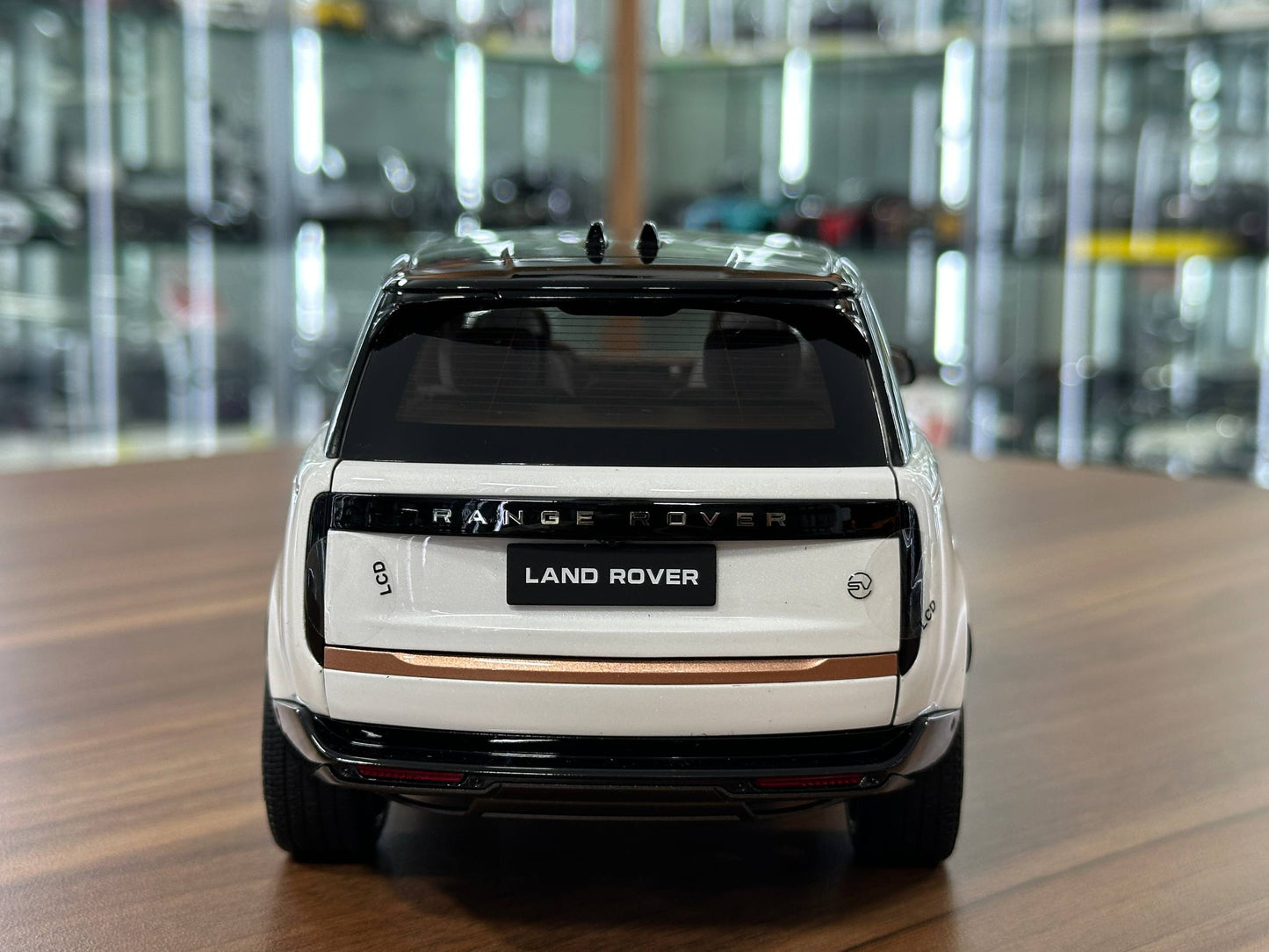 1/18 Diecast Land Rover Range Rover SV (2022) – LCD Models (White/Black Roof)