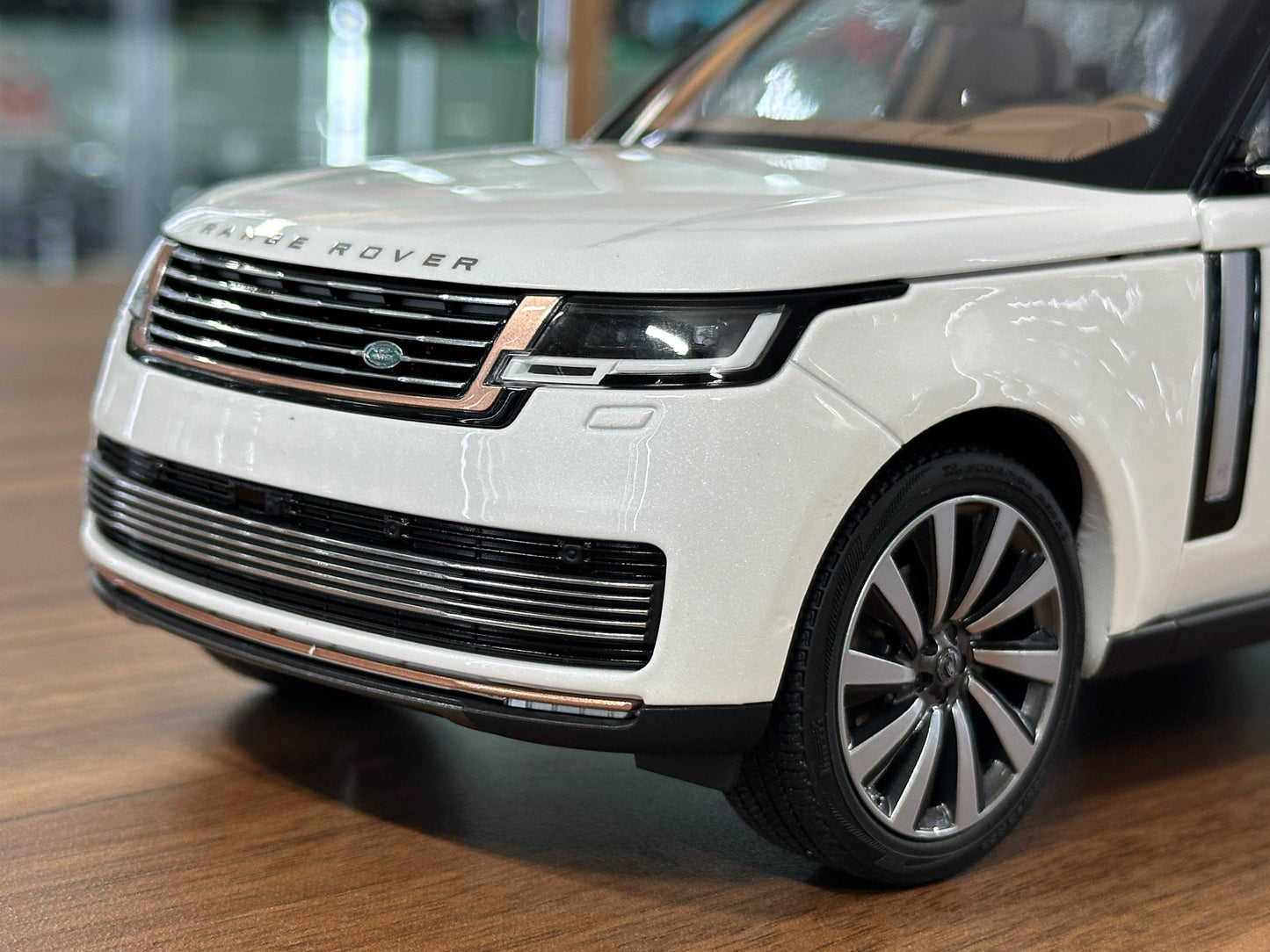 1/18 Diecast Land Rover Range Rover SV (2022) – LCD Models (White/Black Roof)