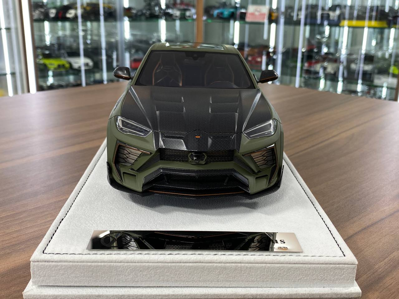 1:18 Resin Model Lamborghini URUS Venatus MANSORY  – Soft Green Matt / Black | Timothy & Pierre (Limited 35 pcs – Dubai Collectors)