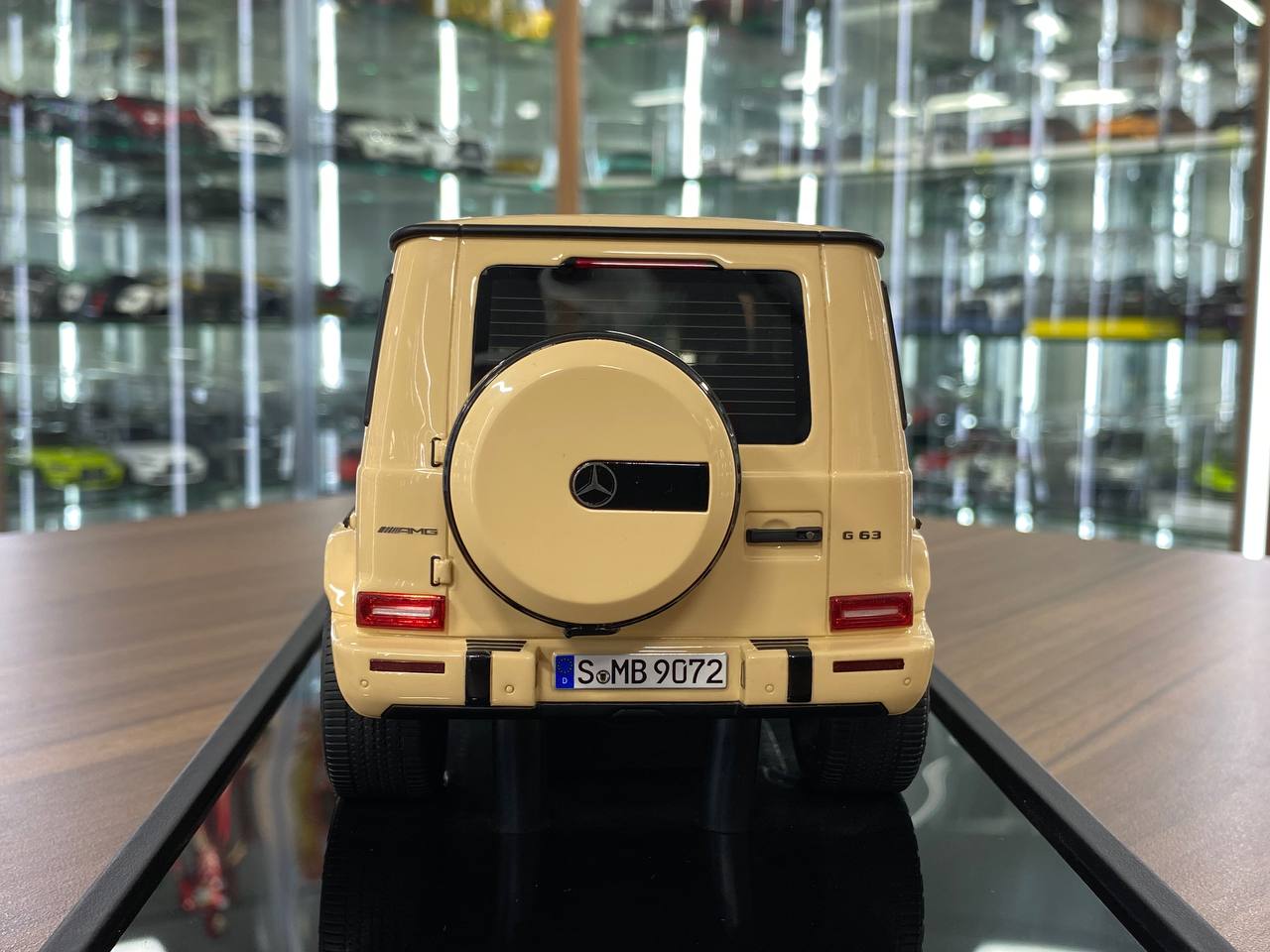 🚨1:18 Resin Model Mercedes-Benz AMG G63 2019 – Desert Yellow | MOTORHELIX (Limited 66 pcs – Dubai Collectors)