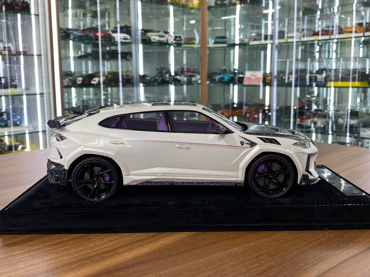 1:18 Resin Model Lamborghini URUS Venatus MANSORY – White/Purple | Timothy & Pierre (Limited 15 pcs – Dubai Collectors)