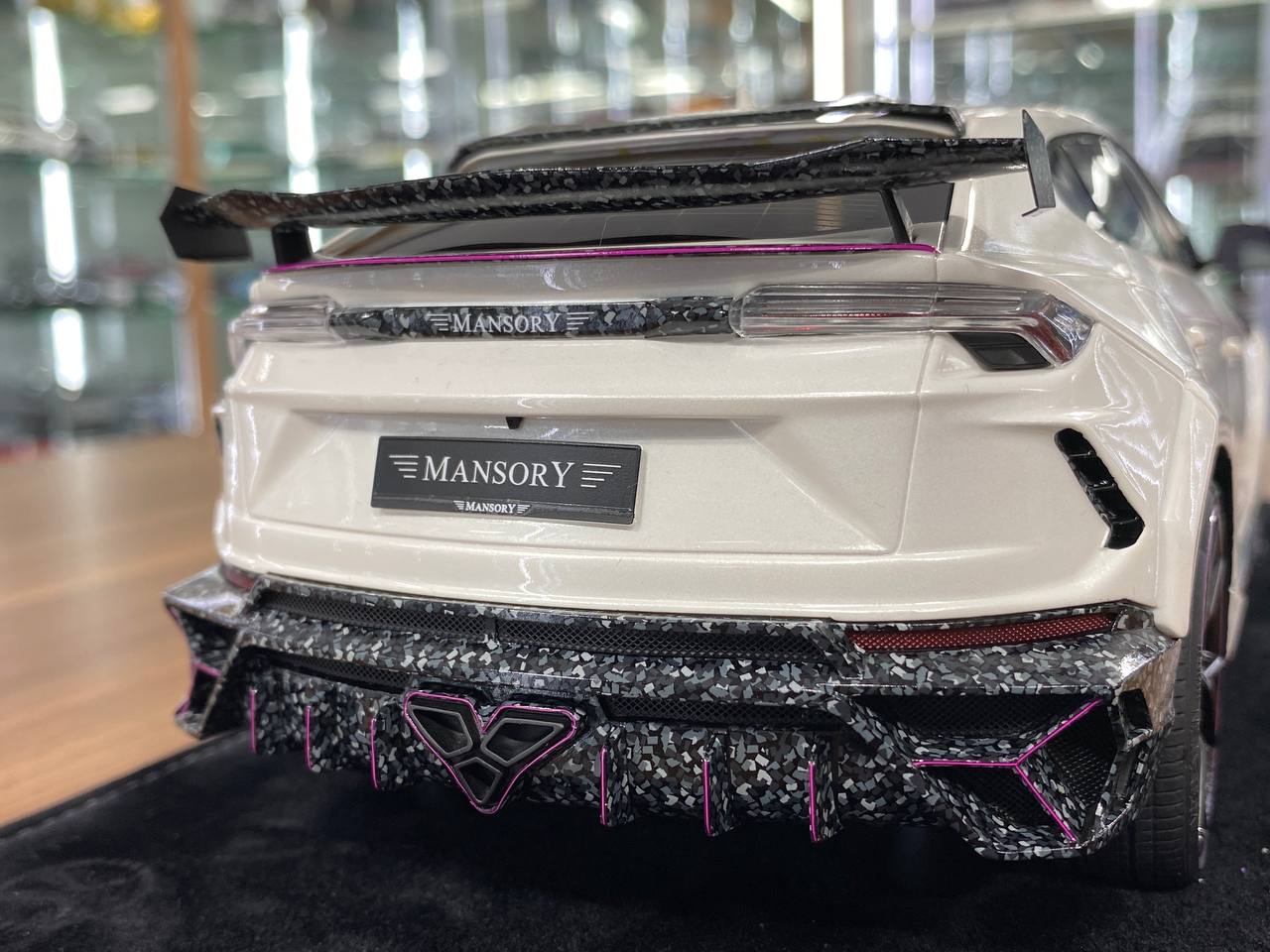 1:18 Resin Model Lamborghini URUS Venatus MANSORY – White/Purple | Timothy & Pierre (Limited 15 pcs – Dubai Collectors)