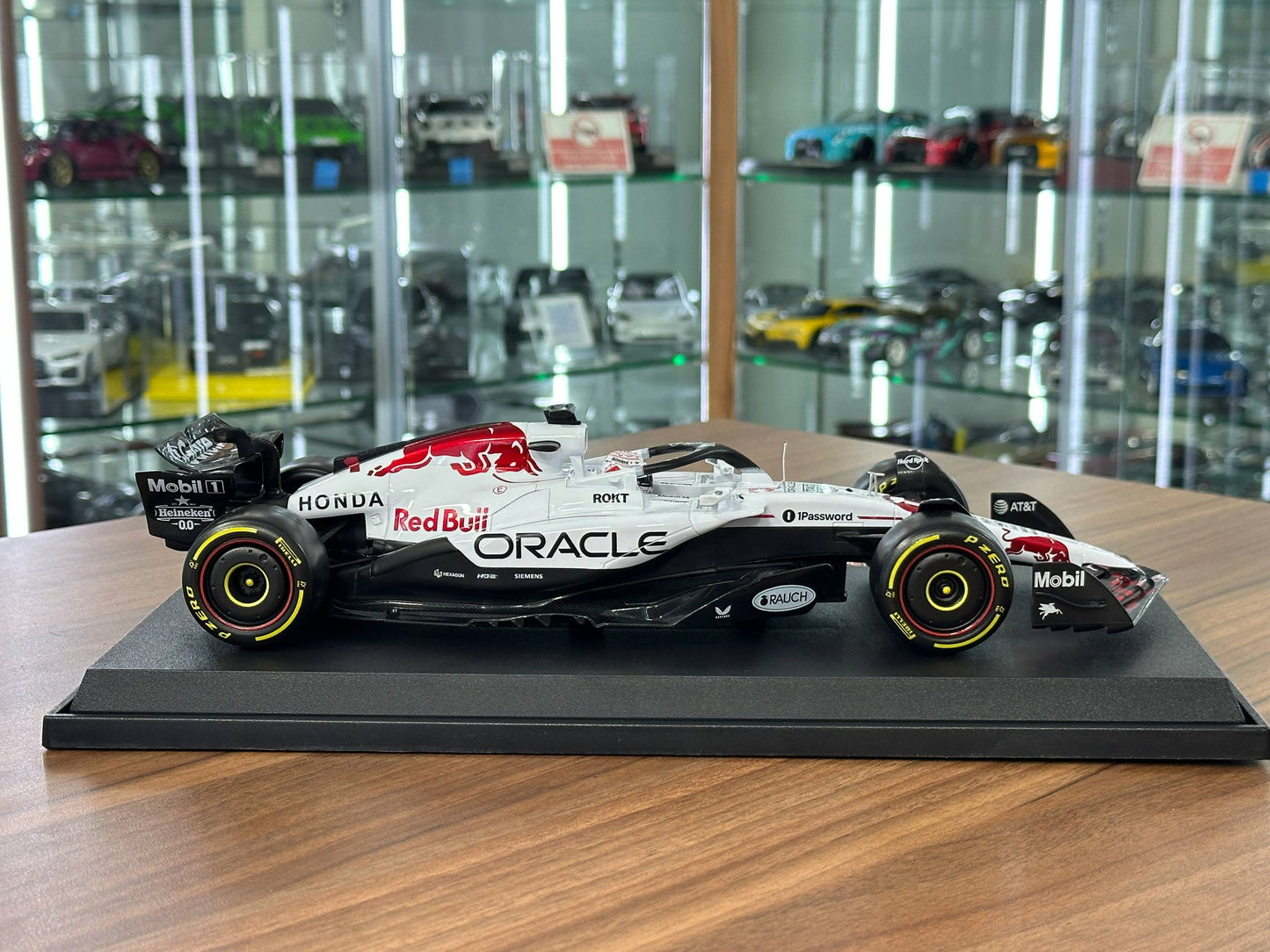 1:18 Metal Diecast Model Bburago Oracle Red Bull Racing RB21 – Max Verstappen – White