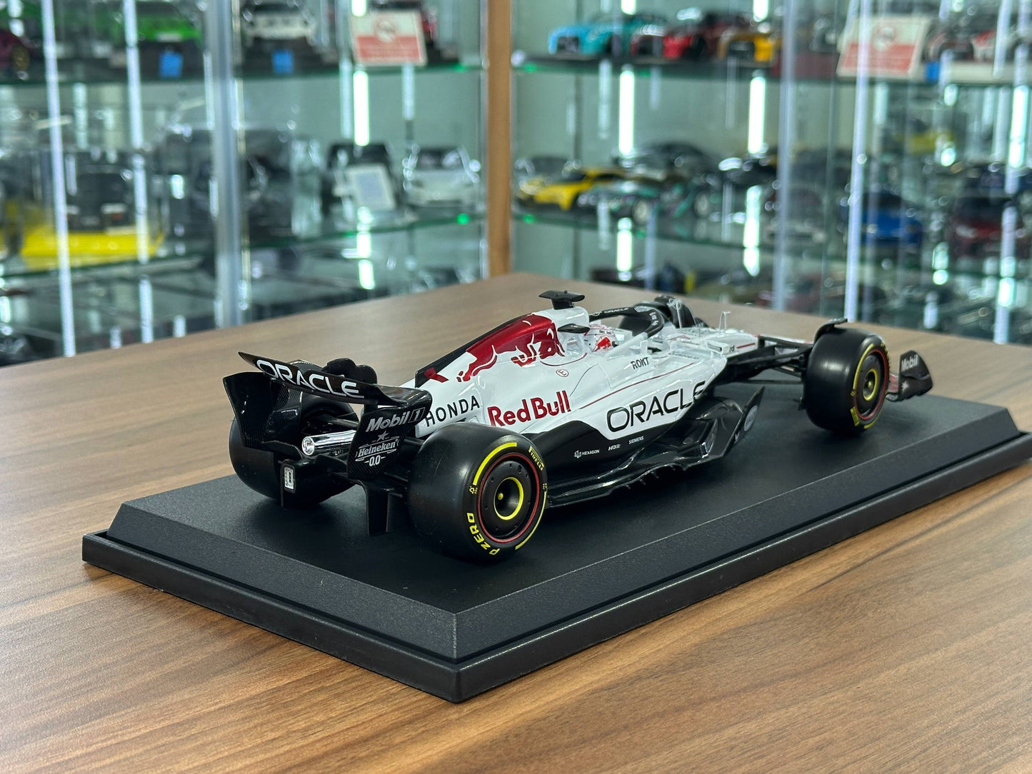 1:18 Metal Diecast Model Bburago Oracle Red Bull Racing RB21 – Max Verstappen – White