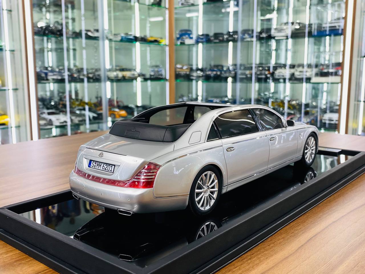 1/18 Resin Model Motor Helix Mercedes Benz Maybach 62S Landaulet - Sterling Silver