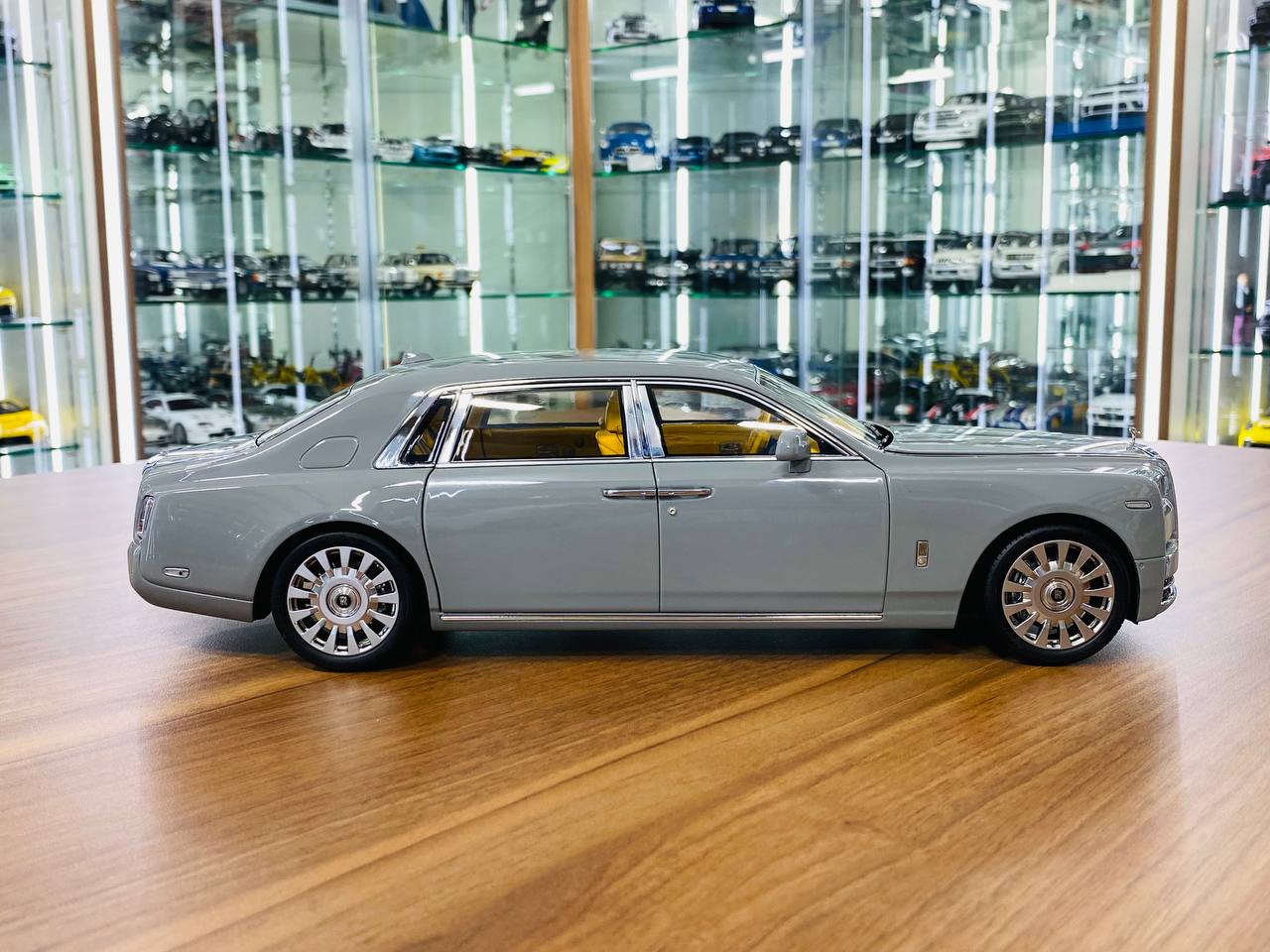 1/18 Diecast Metal Full Opening - Rolls-Royce Phantom 8 by