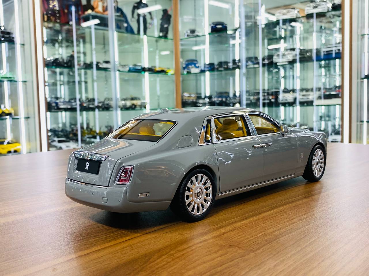1/18 Diecast Metal Full Opening - Rolls-Royce Phantom 8 by Kengfai