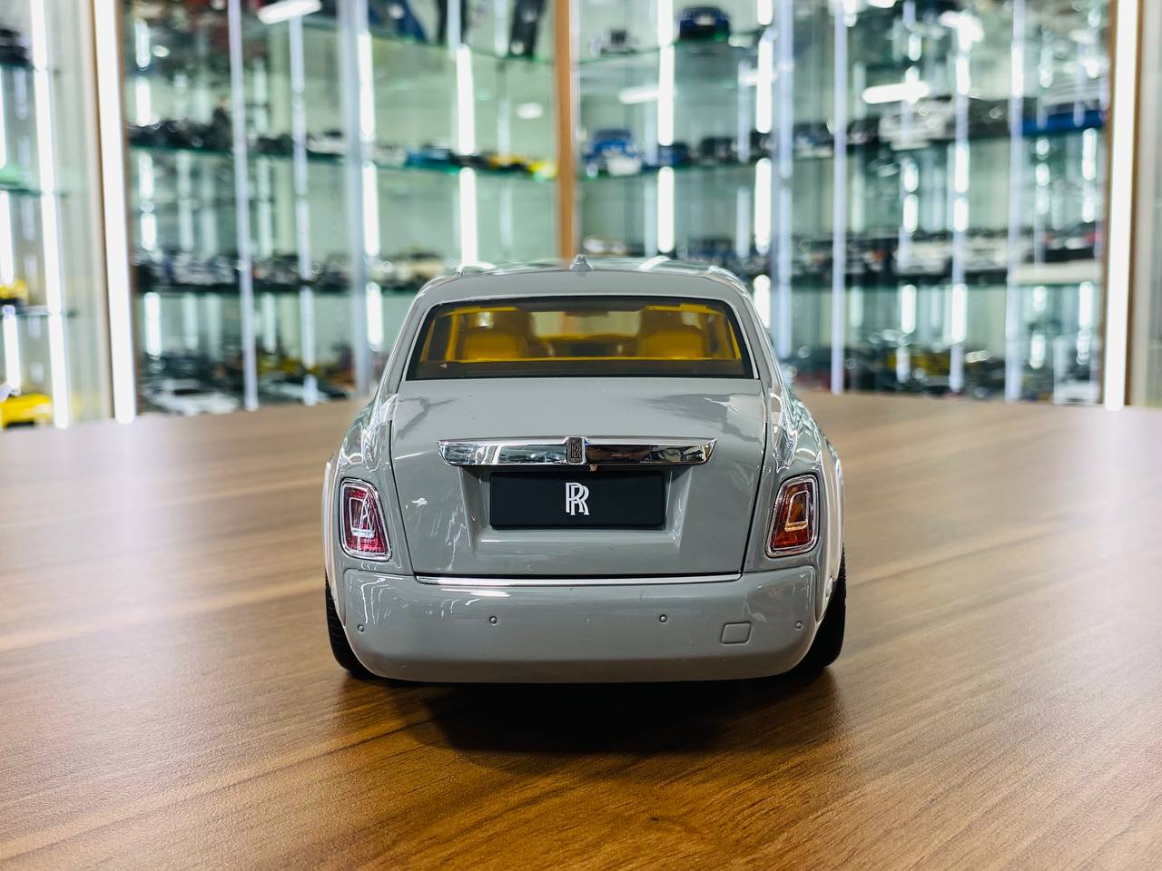1/18 Diecast Metal Full Opening - Rolls-Royce Phantom 8 by Kengfai