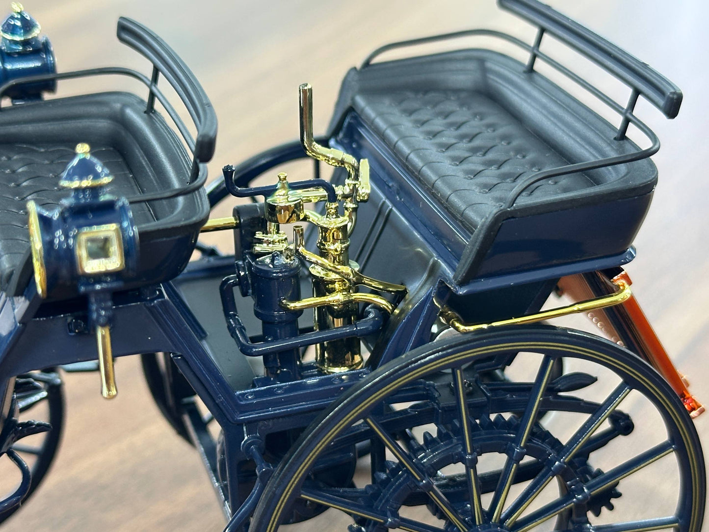 1/18 Diecast Mercedes-Benz Daimler Motorkutsche (1886) – Norev Dealer Edition (Blue)