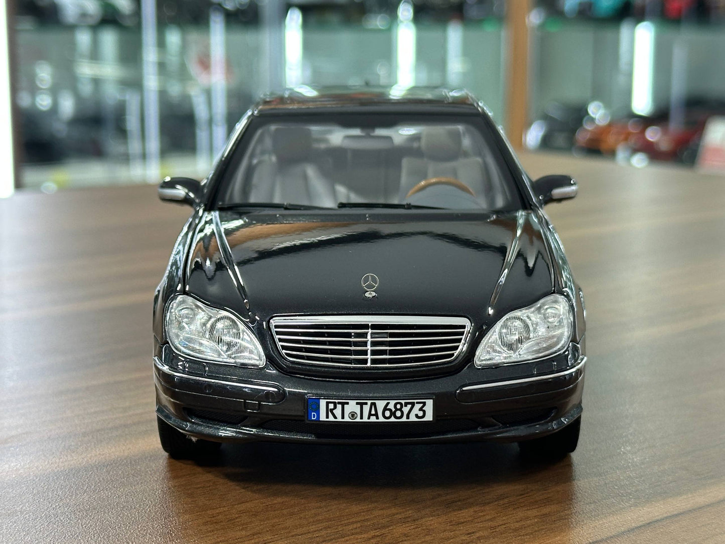 1/18 DiecastMercedes-Benz S 55 (V220, 1999–2002) – Norev Dealer Edition (Tectite Grey)