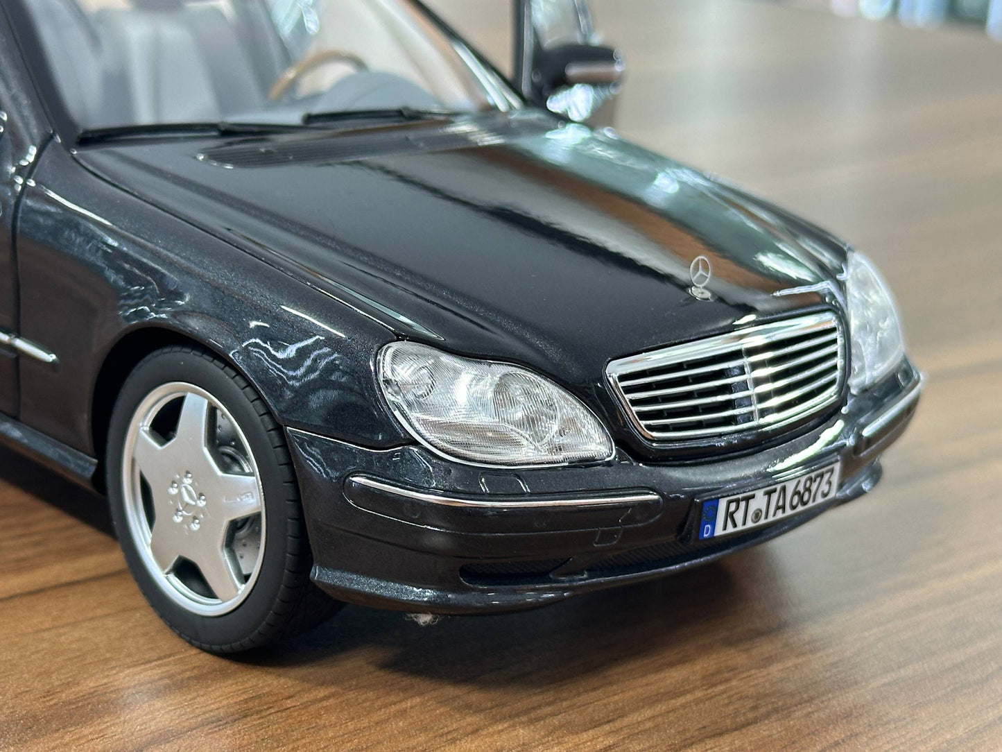 1/18 DiecastMercedes-Benz S 55 (V220, 1999–2002) – Norev Dealer Edition (Tectite Grey)