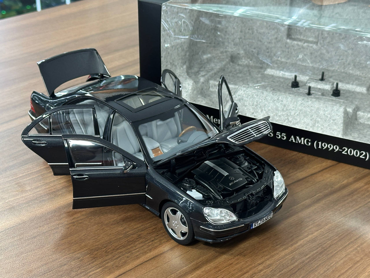 1/18 DiecastMercedes-Benz S 55 (V220, 1999–2002) – Norev Dealer Edition (Tectite Grey)