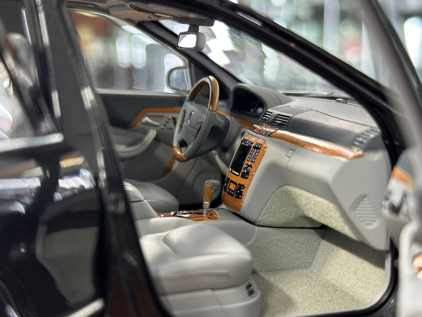 1/18 DiecastMercedes-Benz S 55 (V220, 1999–2002) – Norev Dealer Edition (Tectite Grey)