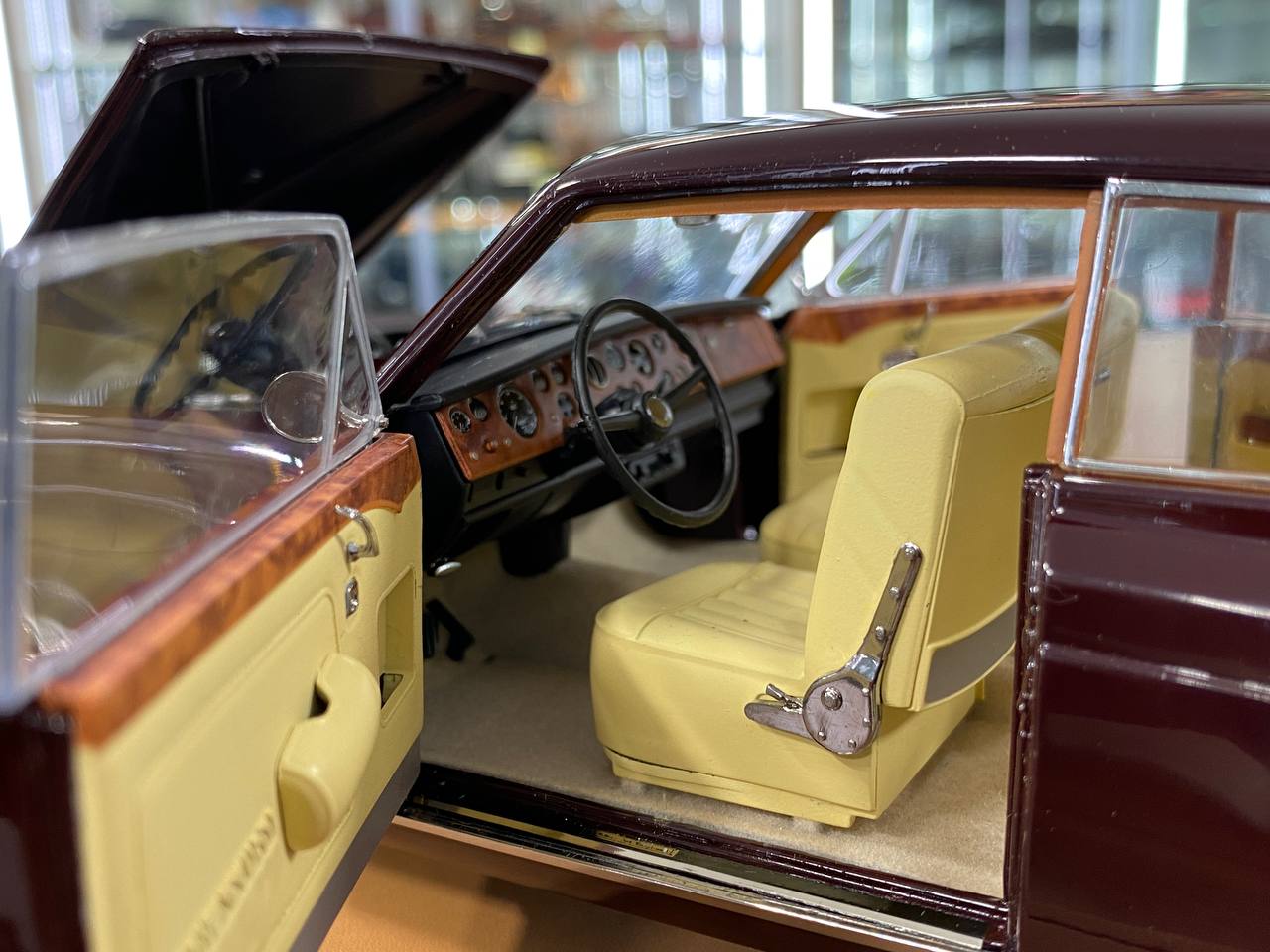 1:18 Diecast Model Rolls-Royce Silver Shadow MPW Coupe – Maroon | AutoBarn (Paragon) Classic for Dubai Collectors