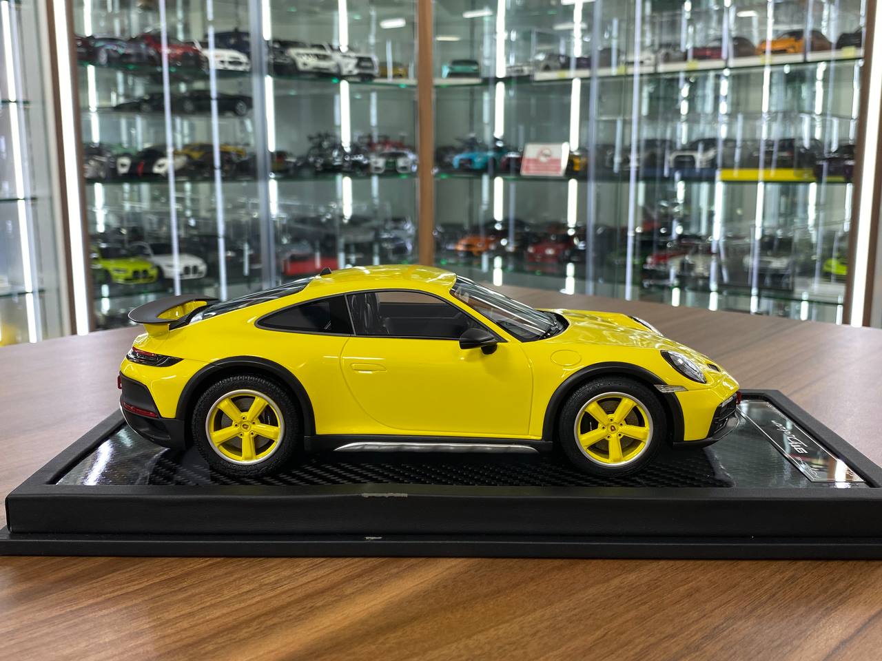 🚨1:18 Resin Model Porsche 911 Dakar – Yellow | VIP Models (Limited 99 pcs )