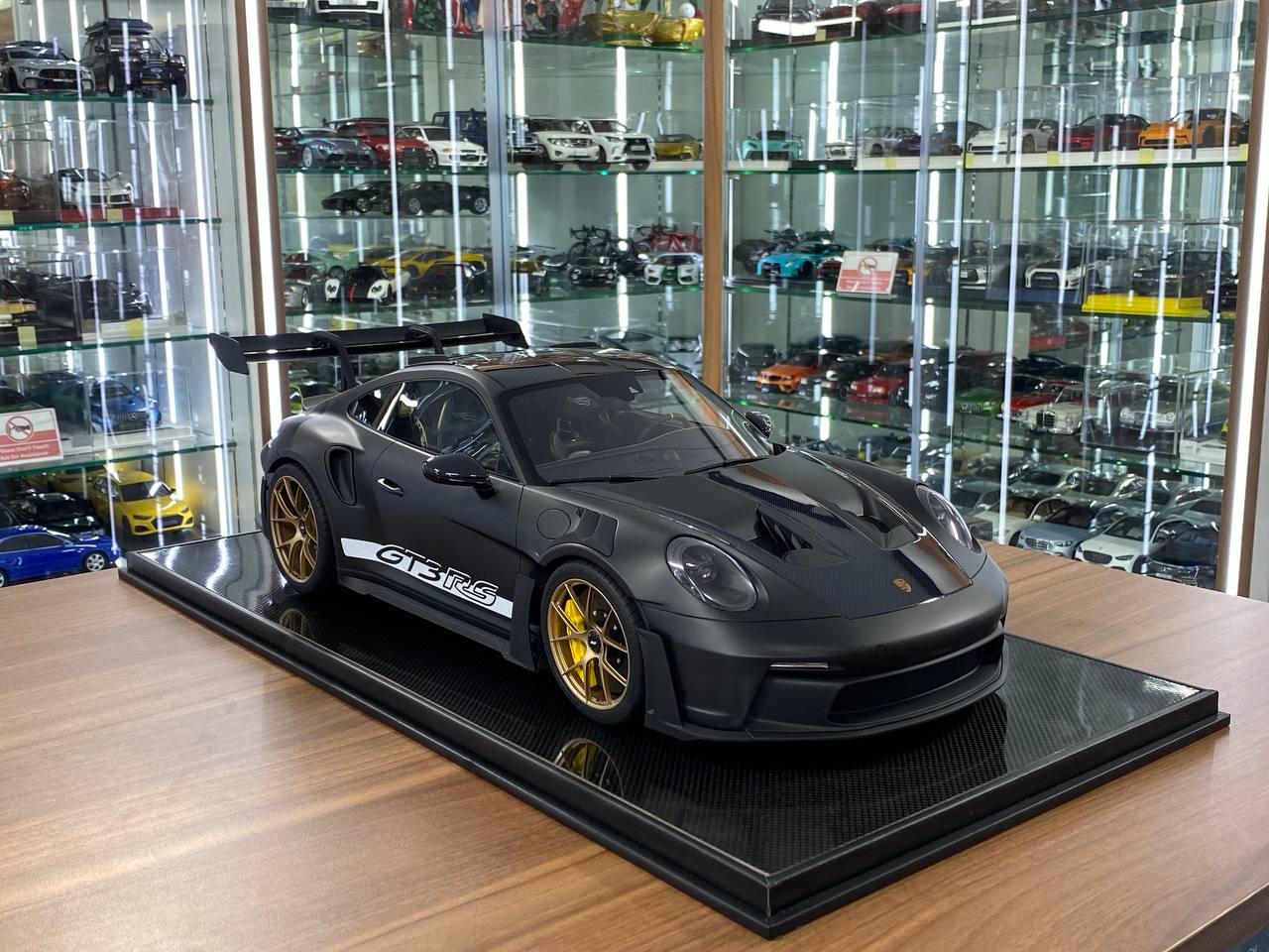 1/8 Resin Model Dino Models Porsche 911 GT3 RS – Matt Black/Gold Rim
