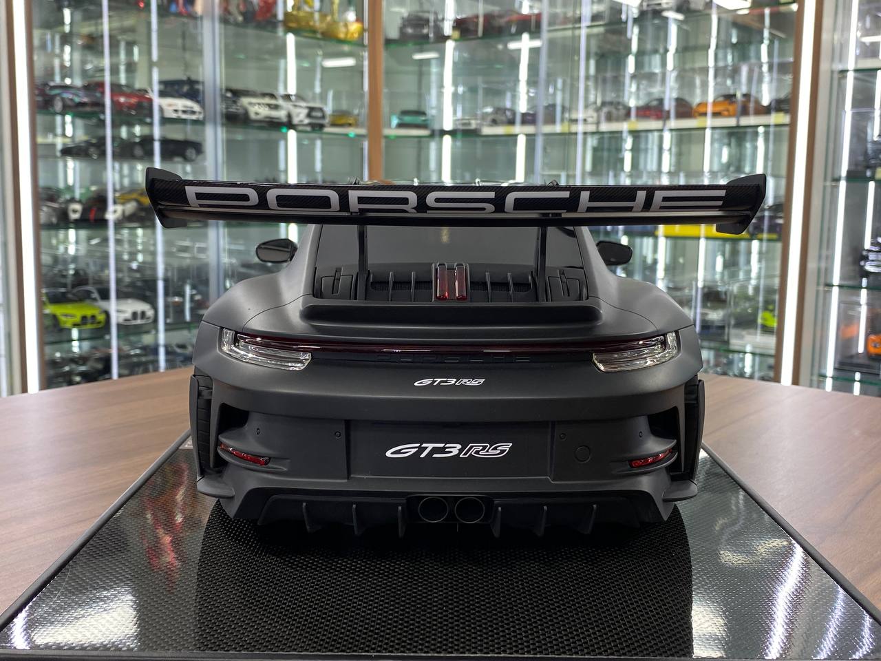 1/8 Resin Model Dino Models Porsche 911 GT3 RS – Matt Black/Gold Rim