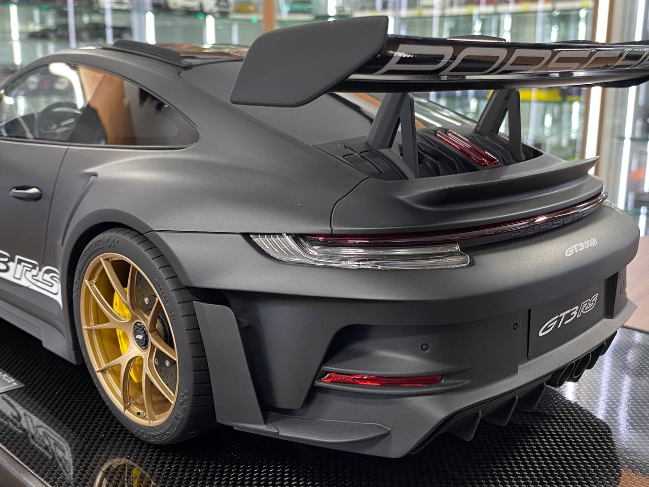 1/8 Resin Model Dino Models Porsche 911 GT3 RS – Matt Black/Gold Rim