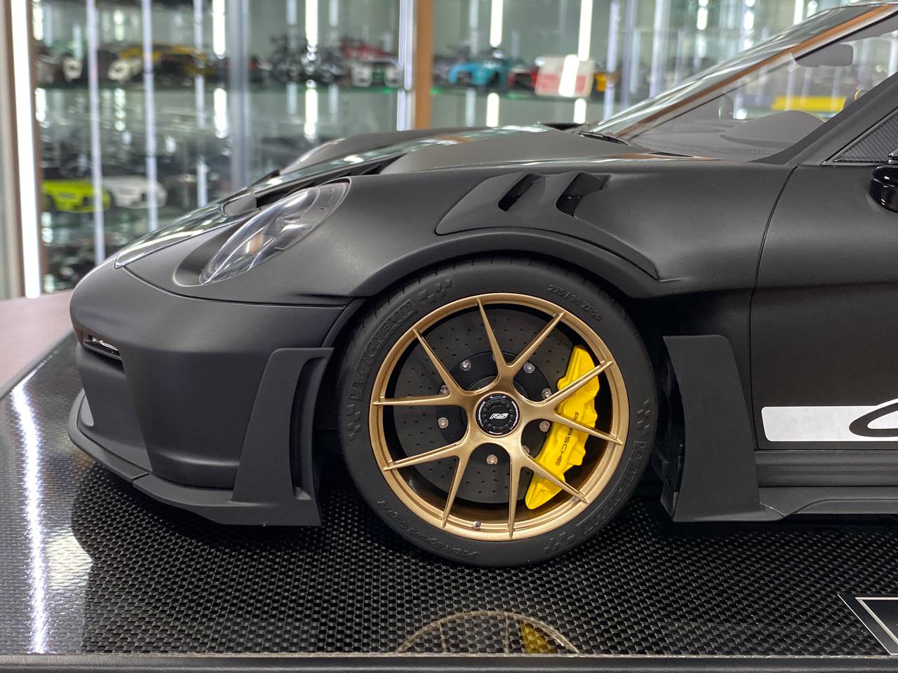 1/8 Resin Model Dino Models Porsche 911 GT3 RS – Matt Black/Gold Rim