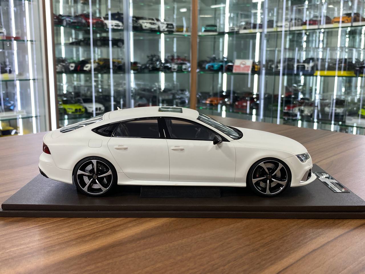 🚨Audi RS7 1:18 Resin Model – Matt White | Motorhelix (Limited 99 pcs – Dubai Collectors)