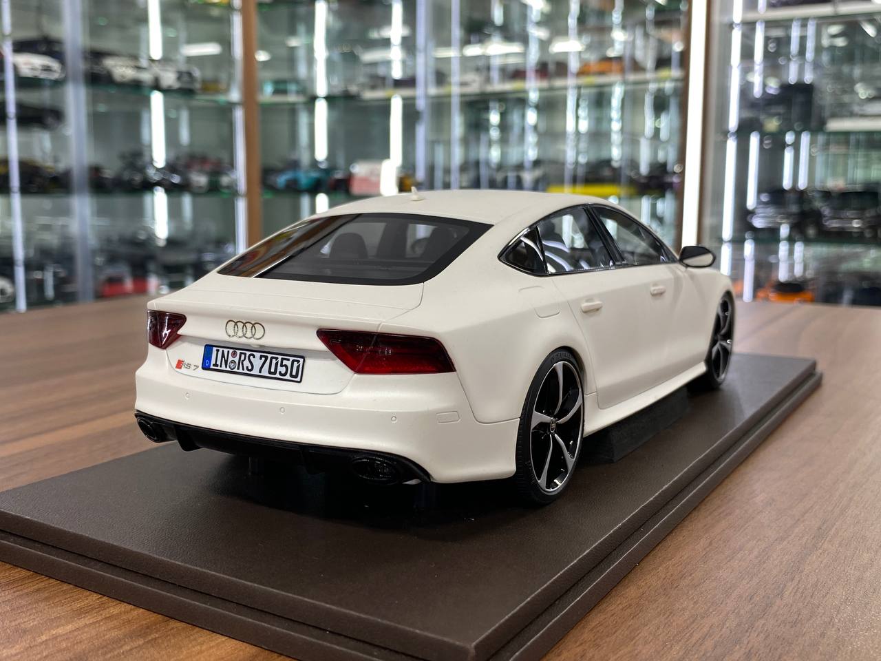 🚨Audi RS7 1:18 Resin Model – Matt White | Motorhelix (Limited 99 pcs – Dubai Collectors)