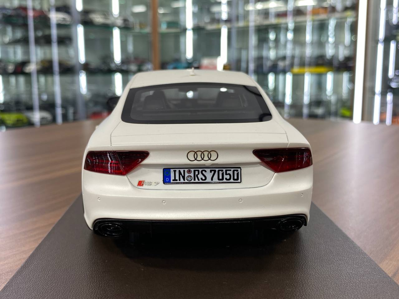 🚨Audi RS7 1:18 Resin Model – Matt White | Motorhelix (Limited 99 pcs – Dubai Collectors)