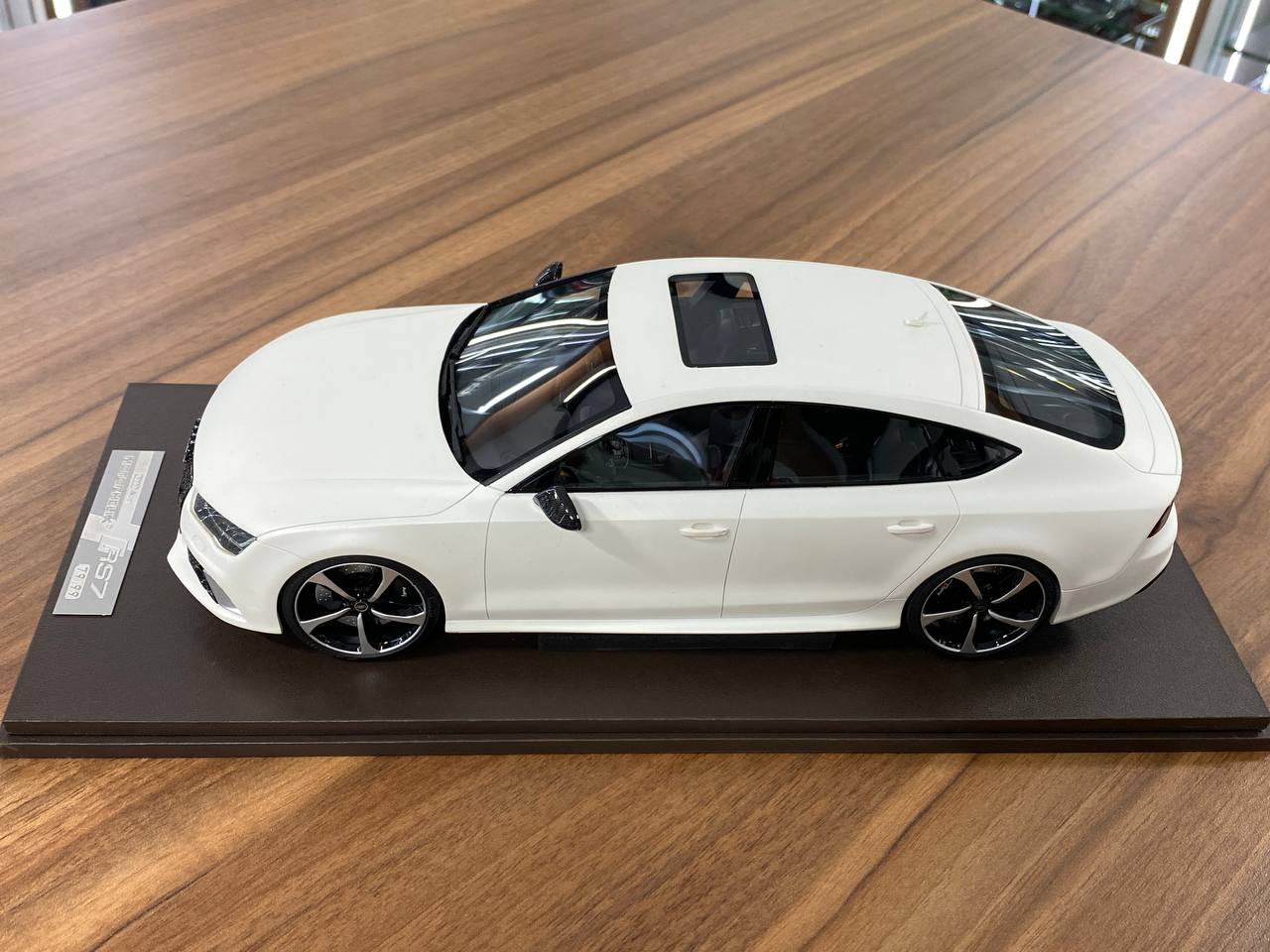 🚨Audi RS7 1:18 Resin Model – Matt White | Motorhelix (Limited 99 pcs – Dubai Collectors)